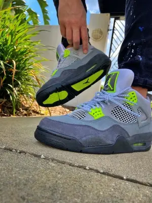 حذاء Air Jordan 4 Neon – ستايل عصري وراحة في كل خطوة