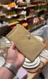 Portefeuille matelassé en cuir avec bouton fleur