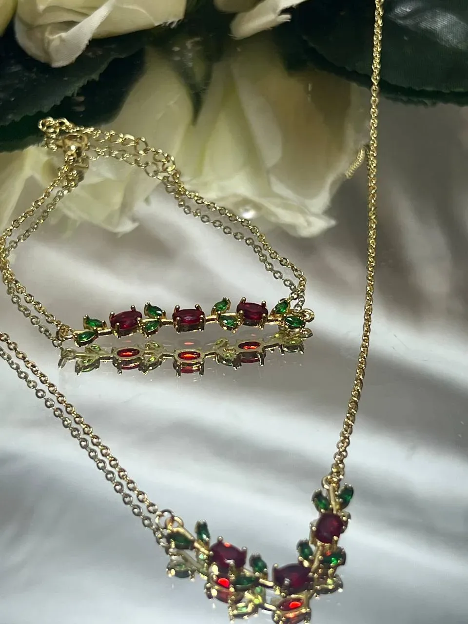 سلسلة الورود 🥀/swarovski(سلسلة + سوار +الكيس والعلبة مجانا💙)  3موديلات