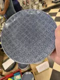Assiette en céramique bleue "SG" à motif pointillé style batik