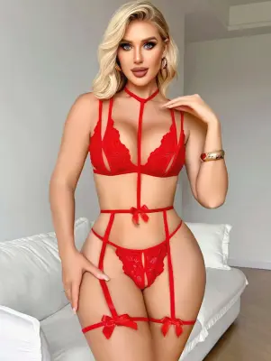 طقم أحمر اللون بفتحة في منطقة الحوض