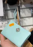 Pochette zippée en cuir avec dragonne et fermoir strassé