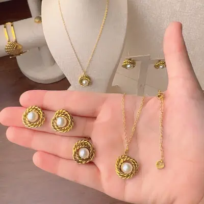 طقم إكسسوار راقي باللؤلؤ ولمسة ذهبية فخمة ✨