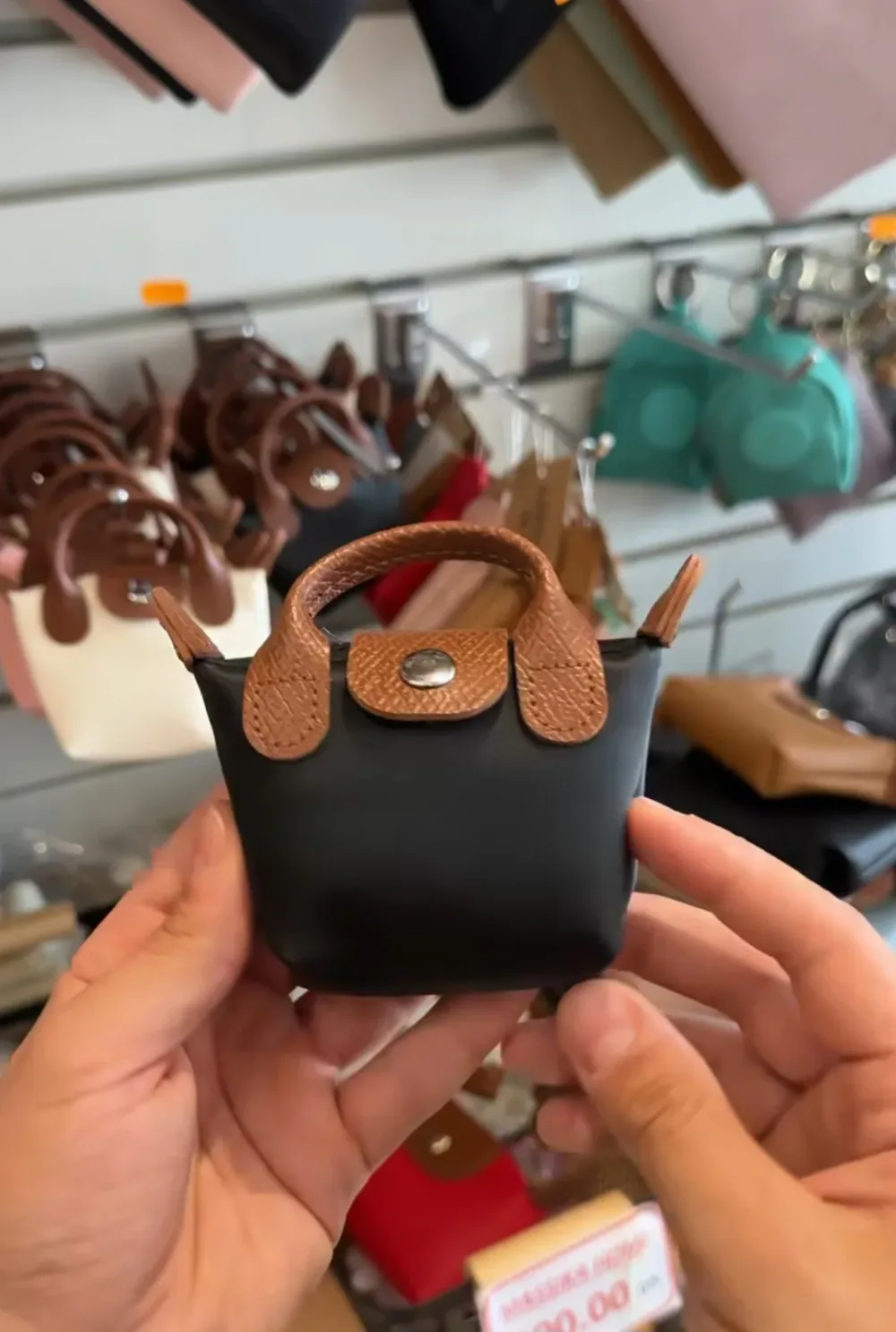 Mini sac cabas porte-clés en cuir grainé