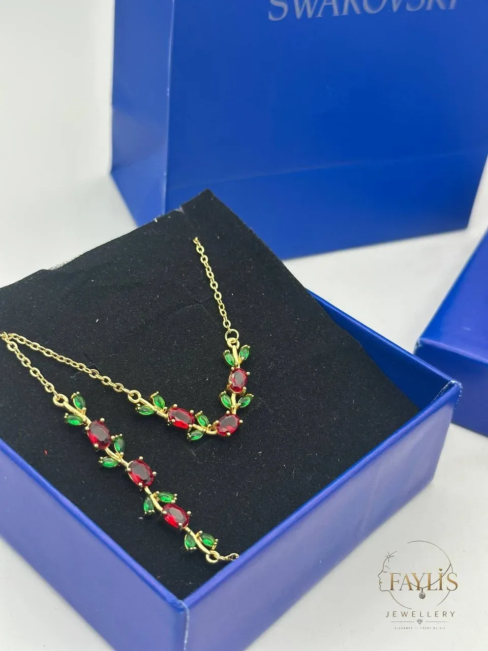سلسلة الورود 🥀/swarovski(سلسلة + سوار +الكيس والعلبة مجانا💙)  3موديلات