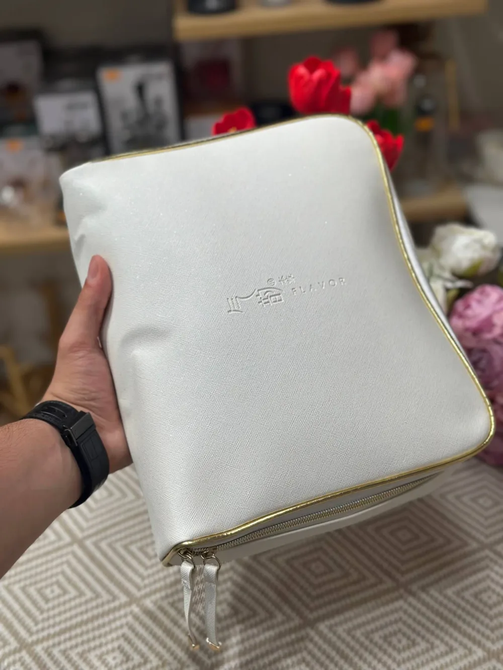 ✨ Trousse de Toilette Élégante – Finition Simili Cuir Blanc & Doré