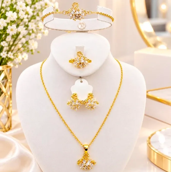 طقم مجوهرات ذهبي فاخر مرصع بالكريستال – تصميم البجعة الأنيق          Parure de bijoux dorée de luxe ornée de cristaux – Élégant design en forme de cygne