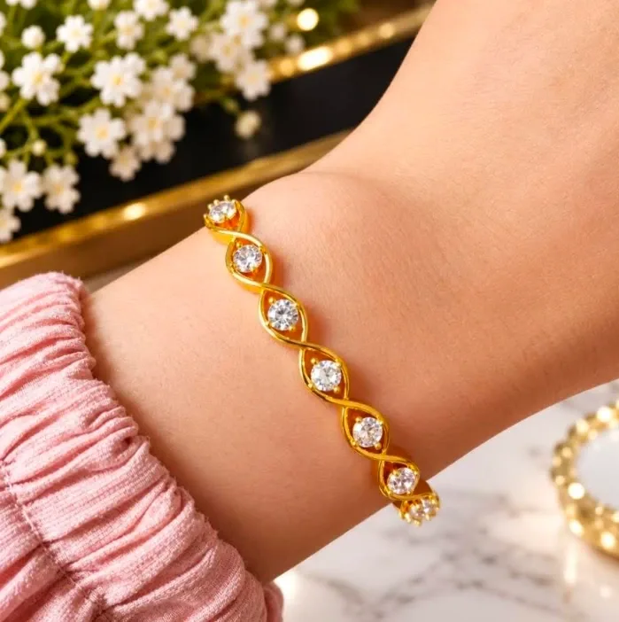 Bracelet plaqué or serti d'oxydes de zirconium – L'alliance parfaite de l'élégance et du raffinement     سوار مذهّب مرصّع بالأحجار البراقة – لمسة من الرقيّ والأناقة الكلاسيكية