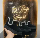 بوت نسائي شتوي UGG قصير بنعل سميك وتطريز جانبي Mini Platform Boots)