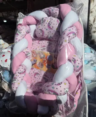 سرير عش للأطفال مزود بواقي مضفر
