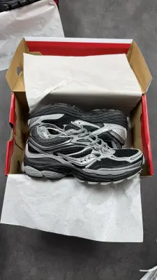 Sauconi black silver