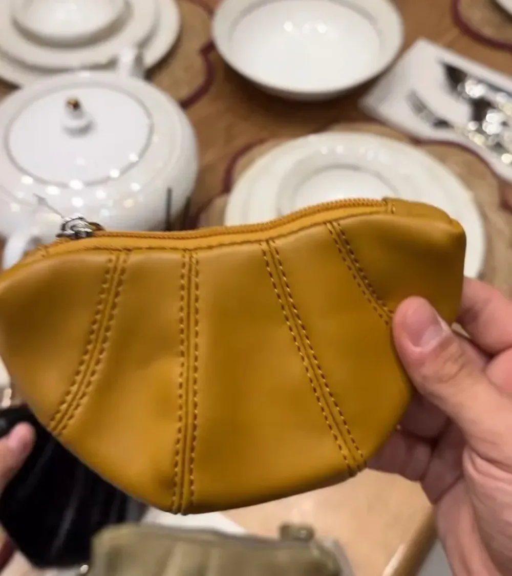 Pochette croissant en cuir plissé