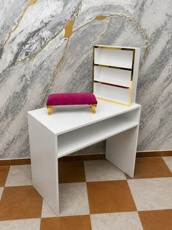 Table d'Onglerie Simple avec Présentoir - طابلة مانيكير بسيطة مع بريزونتوار