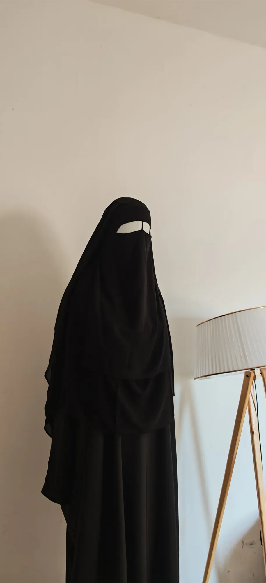 ستار عملاق بدون تينده بالخيط بين العينين