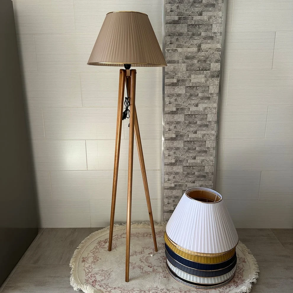 Lampadaire en bois rouge