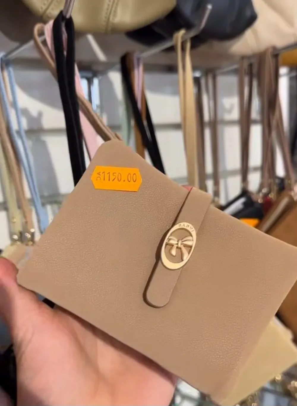 Portefeuille en cuir texturé avec fermoir nœud doré