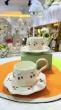 Tasse avec soucoupe en forme de fleur – Motif cerises 🍒