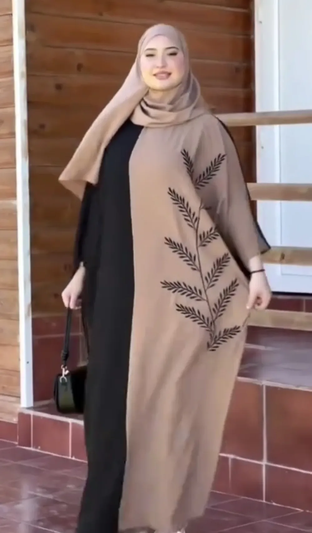 عباءة «غصن الأناقة» الفاخرة –