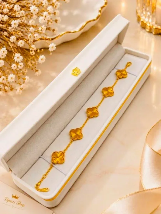 سوار ذهبي بأيقونات زهرة البرسيم الرباعية – لمسة الأناقة والفخامة الكلاسيكية        Bracelet plaqué or aux motifs trèfles – L'élégance emblématique et le raffinement au quotidien