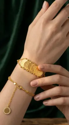 سوار العملات الذهبية – أناقة كلاسيكية بلمسة عصرية   Bracelet pièces d’or – Un classique intemporel, revisité