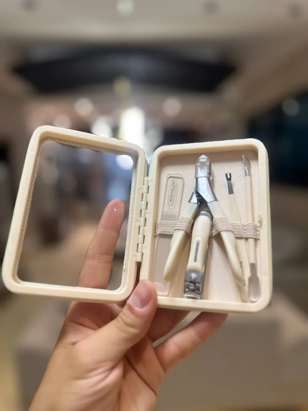 Trousse de Manucure Compacte – Étui Coloré