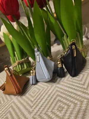 Porte-monnaie triangulaire en cuir avec pompon – Porte-clés zippé