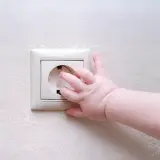 Cache prise bébé
