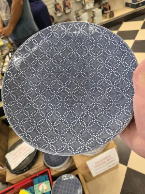 Assiette en céramique bleue "SG" à motif pointillé style batik