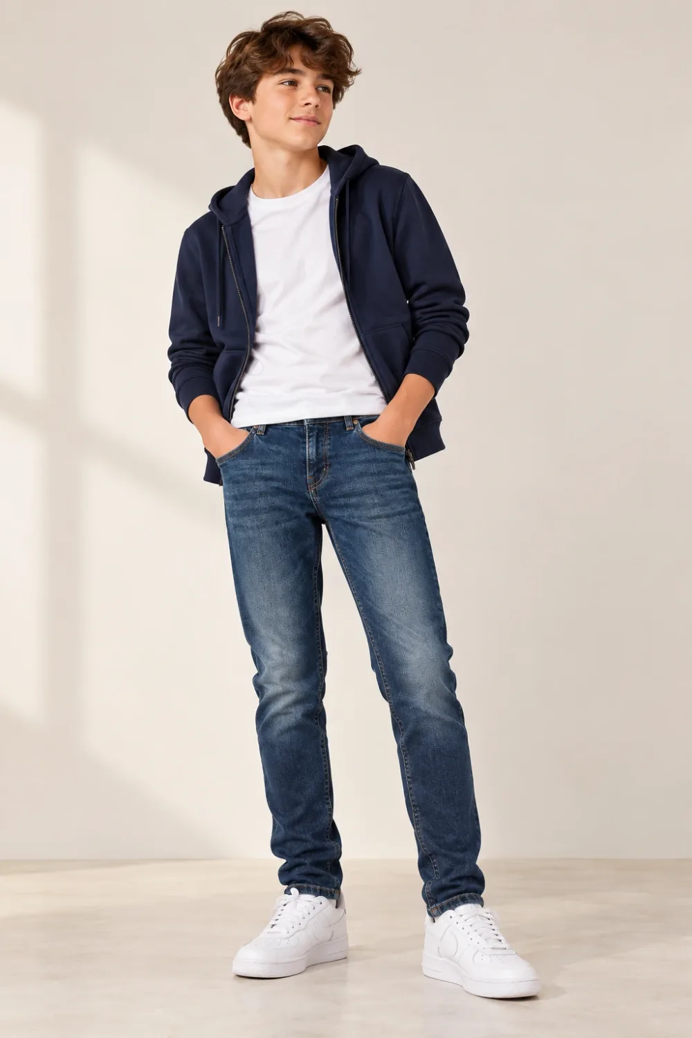 Découvrez notre sélection de vêtements et chaussures pour enfants, alliant style, confort et qualité pour accompagner les filles et les garçons au quotidien.