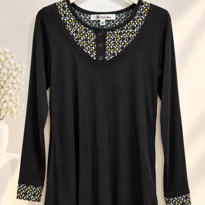 Tunique noire à col V et motifs graphiques – U Collection