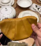 Pochette croissant en cuir plissé