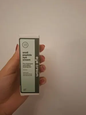 contour des yeux à base de bave d'escargot