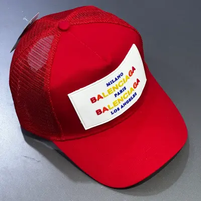 كاسكيطة بالنسياغا Balenciaga احمر