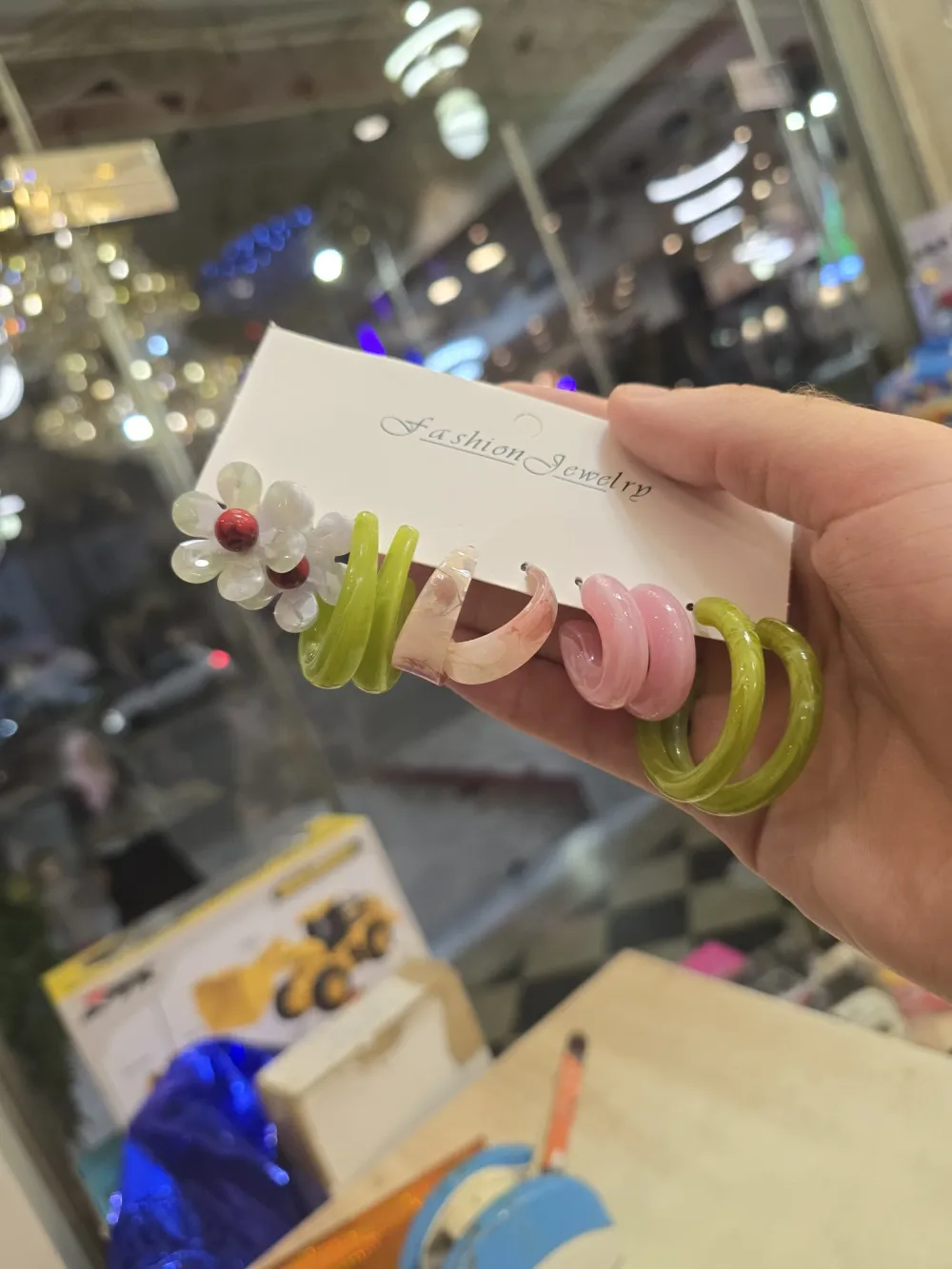 Boucles d'oreilles créoles en résine – Coloris pastel & fleurs