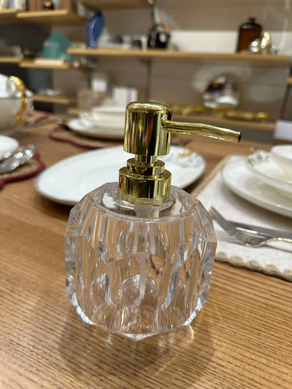 ✨ Distributeur de Savon Facetté – Design Cristal