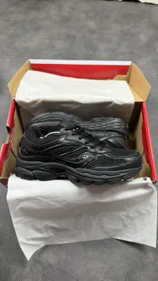 Sauconi full black