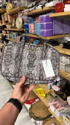 Trousse de toilette/vanity case imprimé python — Vince Camuto