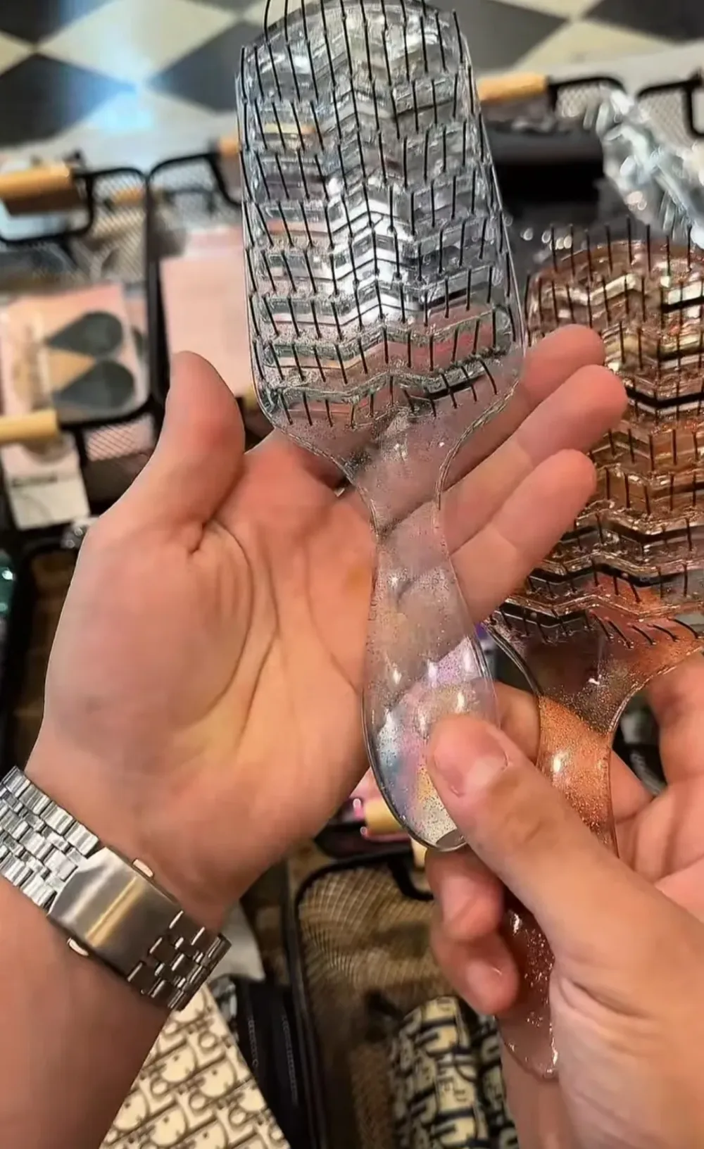 Brosse à cheveux démêlante translucide effet pailleté