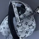 كاسكيطة لويس فويتون Louis Vuitton لوجو اسود
