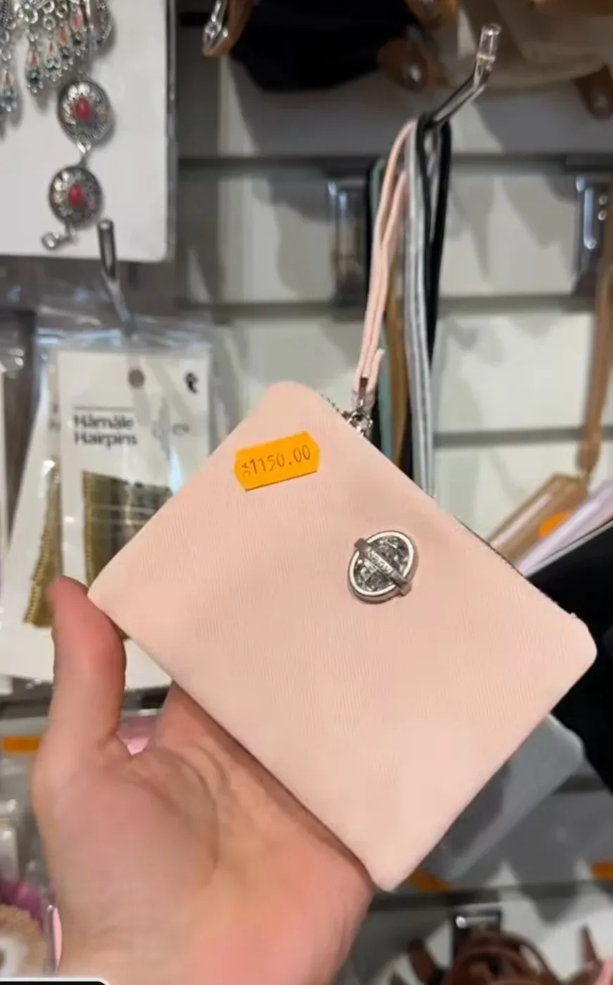 Pochette zippée en cuir avec dragonne et fermoir strassé