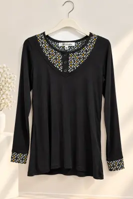 Tunique noire à col V et motifs graphiques – U Collection