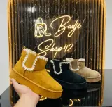 بوت نسائي شتوي UGG قصير بنعل سميك وتطريز جانبي Mini Platform Boots)