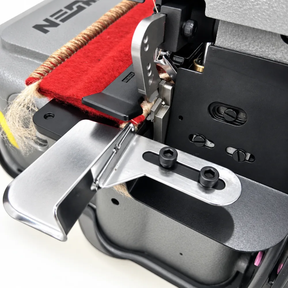 Machine à coudre industrielle surjeteuse tapis NS-2502K (avec coupe de bord)