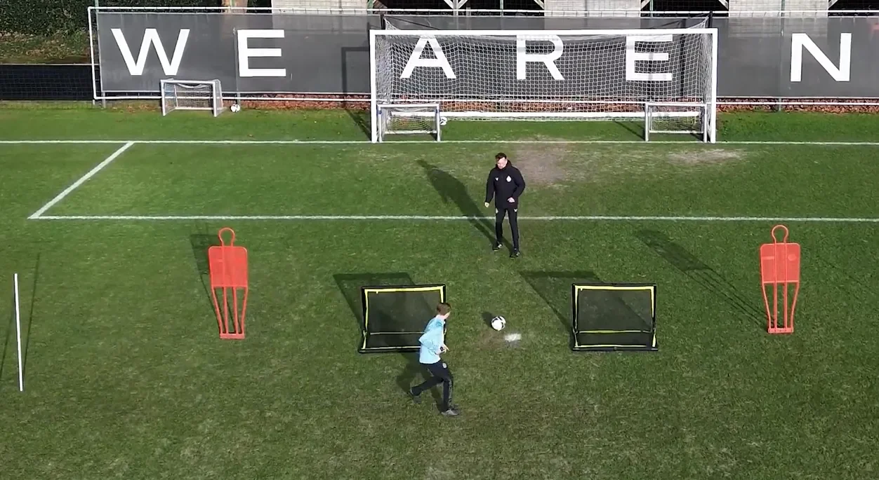 فلاشة تدريبات البراعم (4–15 سنة) ⚽