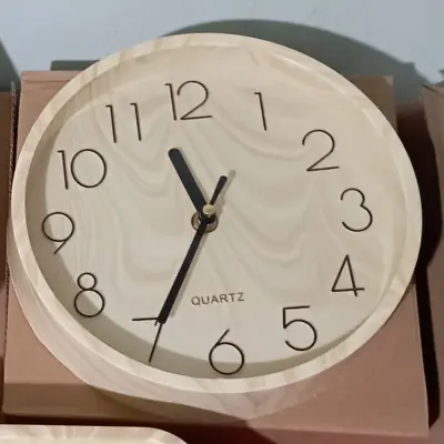ساعة حائط دائرية ذات لون بيج Quartz