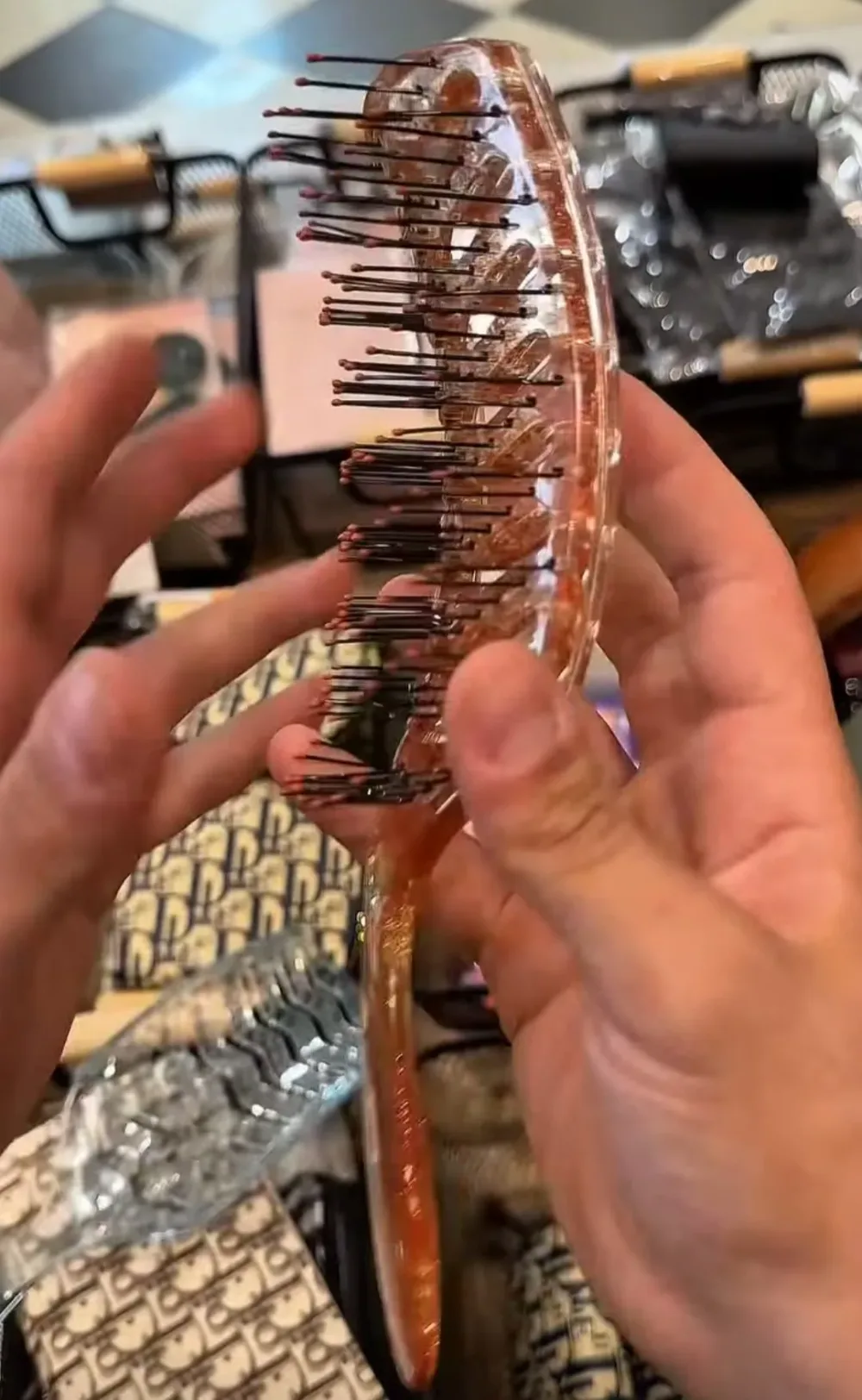 Brosse à cheveux démêlante translucide effet pailleté