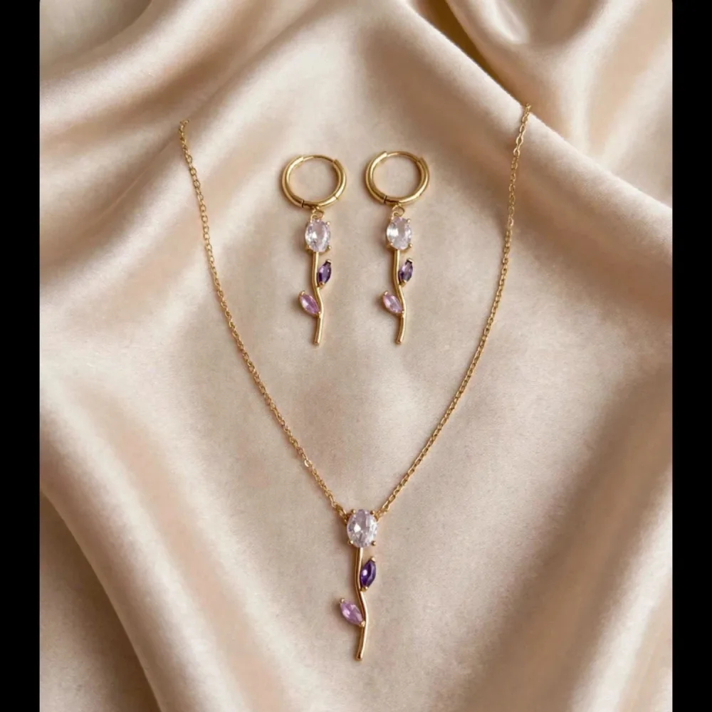 Ensemble collier et boucles à pierres roses
