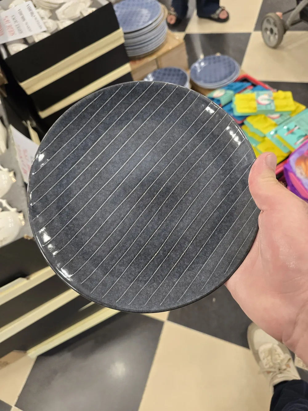 Assiette en céramique grise à rayures fines gravées SG