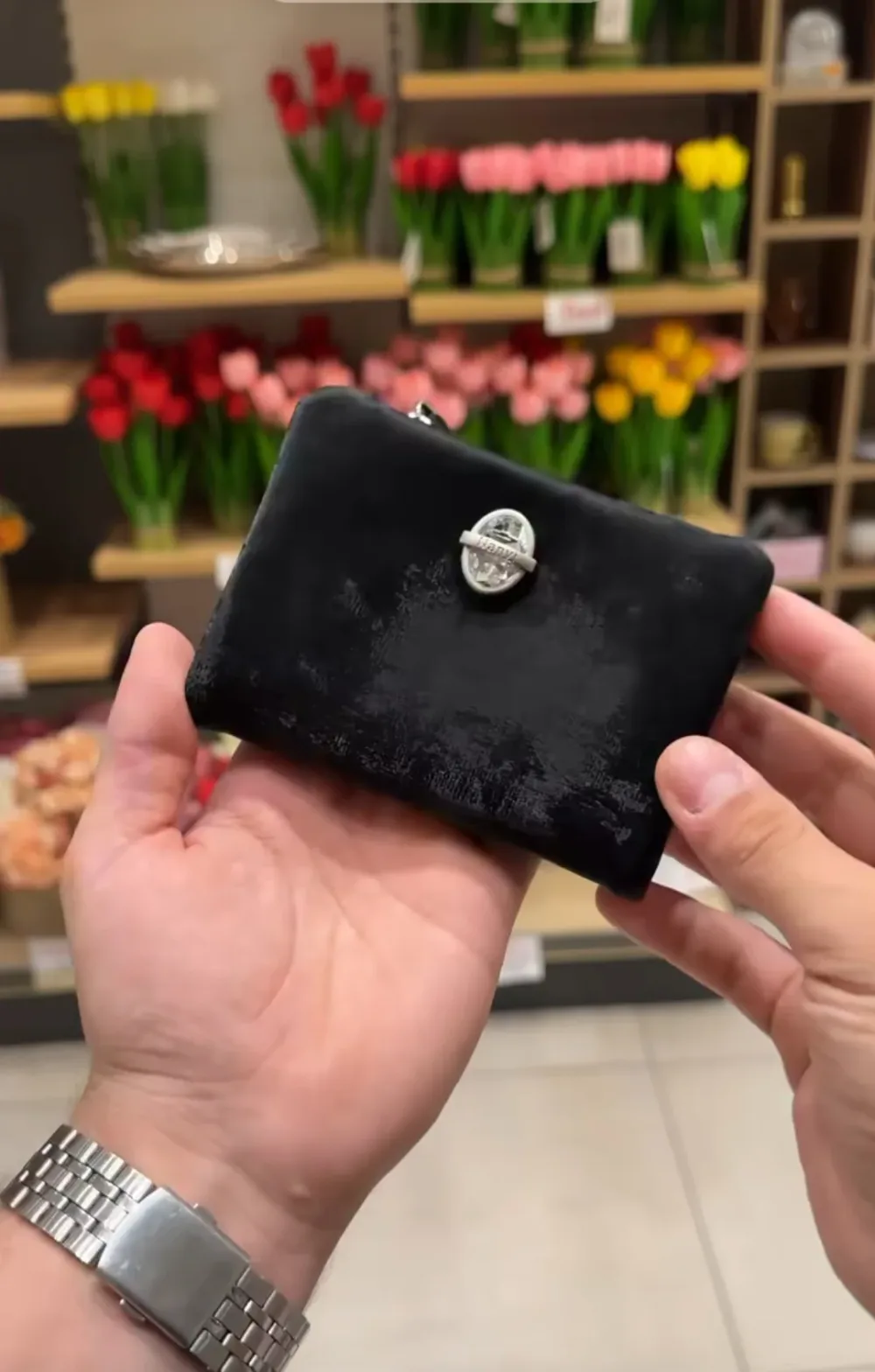 Pochette zippée en cuir avec dragonne et fermoir strassé
