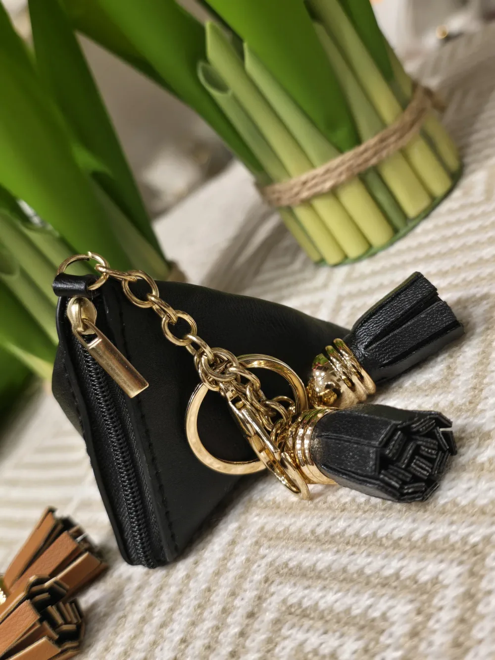 Porte-monnaie triangulaire en cuir avec pompon – Porte-clés zippé